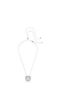 Sølv kædedesign med en stjernestråle vedhæng prydet med klare og lyseblå krystaller, detaljeret med spidse accenter omkring midtpunktet.