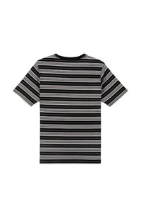 Camiseta de rayas en negro, blanco y gris, con cuello redondo y mangas cortas, con líneas horizontales de diferentes anchos.