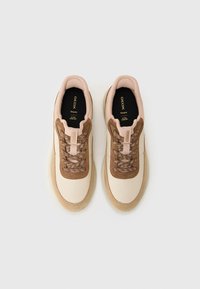 Sneaker beige e marroni con pelle liscia e suede testurizzato, dotati di lacci rotondi e colletto imbottito per il comfort.
