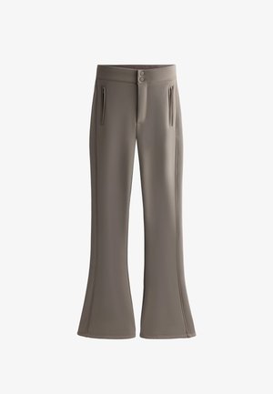 Hlače širokih nogavica u prigušenoj taupe boji, s glatkom teksturom tkanine, dva prednja džepa na patentni zatvarač i dvostrukim kopčanjem na struku.