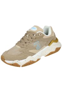Zapatilla deportiva beige con parte superior de ante y malla, que presenta un logo azul con la "J", una entresuela blanca y una suela de goma con patrón.