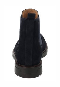 Botas de tobillo de ante azul marino con un interior de cuero suave, paneles laterales elásticos y una suela de goma. Costuras en contraste y un sutil detalle del logo.