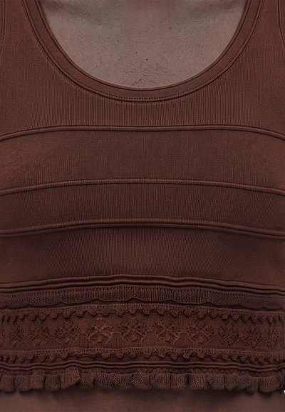 Καφέ πλεκτό τοπ χωρίς μανίκια με οριζόντιο ριμπ ύφασμα και διακοσμητική δαντέλα με λουλούδια στο κάτω άκρο.