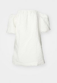 Biela off-shoulder blúzka s nafúknutými krátkymi rukávmi, textúrovanou látkou s kvetinovým vzorom a skladaným výstrihom.