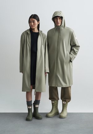 Maison Kitsuné RAIN CLOAK UNISEX - Parkas - laurel green