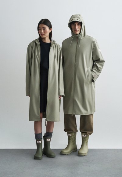 Maison Kitsuné MAISON KITSUNÉ x HUNTER RAIN CLOAK UNISEX - Παρκά - laurel green