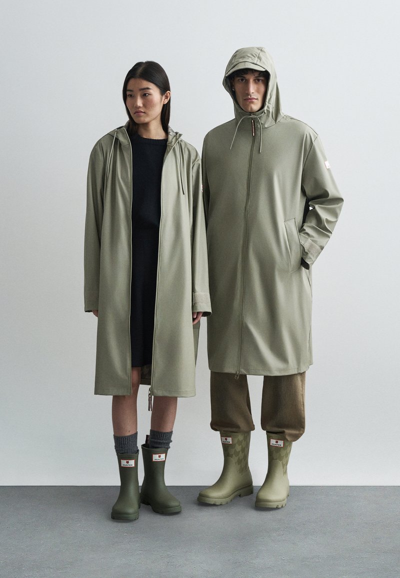 Maison Kitsuné RAIN CLOAK UNISEX - Parka - laurel green