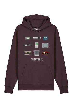Dunkler Hoodie mit Illustrationen von Retro-Spielkonsolen, Kassetten und Zubehör über dem Text "I'M LOVIN' IT."