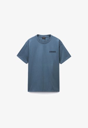 Blå kortærmet T-shirt med rund hals og lille sort "Napapijri Geographic"-logo på venstre bryst.
