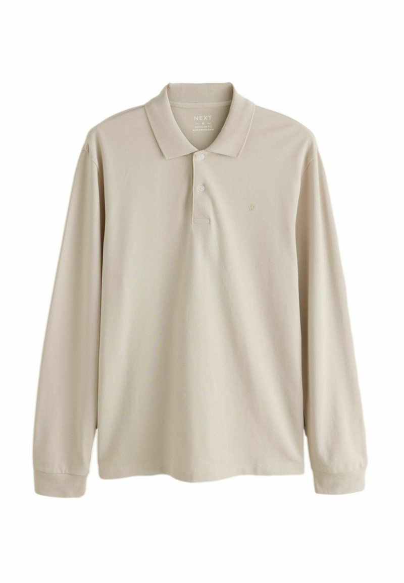 Polo à manches longues beige en coton doux. Dispose d'un col classique, d'une patte de boutonnage à trois boutons et d'un petit logo brodé sur la poitrine.