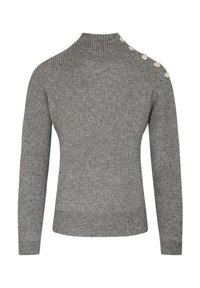 Pull en maille côtelée gris avec col montant, orné de boutons décoratifs sur une épaule et d'un design ajusté avec des manches longues.
