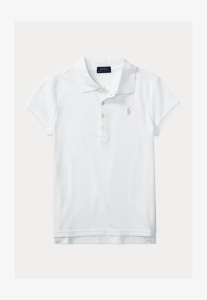 Balta polo marškiniai pagaminti iš medvilnės, su klasikine apykakle, dviem mygtukais ir rožiniu, siuvinėtu logotipu kairėje krūtinės pusėje.