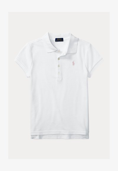 Λευκό polo μπλουζάκι από βαμβάκι, με κλασικό γιακά, πλάκα με δύο κουμπιά και ροζ κεντητό λογότυπο στην αριστερή πλευρά του στήθους.