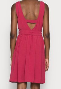 NAF NAF Freizeitkleid - pink