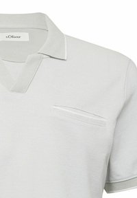 Hellgrau Polo-Shirt aus strukturiertem Stoff, mit V-Ausschnitt und einer betonten Tasche. Verfügt über einen kontrastierenden Kragen und Ärmelabschlüsse.