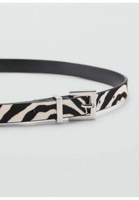 Schwarzer Ledergürtel mit einem Abschnitt aus Zebra-Musterstoff, ausgestattet mit einer silbernen Metallschnalle und glatter Textur.