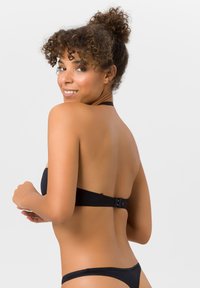 Schwarzes Bikinioberteil mit einem Halterneck-Design, glatter Stoff und Rückenverschluss. Die Unterteile verfügen über einen passenden, minimalen Schnitt.