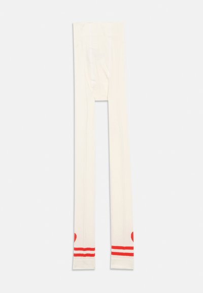 Meias brancas com duas riscas vermelhas e um coração vermelho perto da parte inferior de cada perna, expostas planas contra um fundo branco.