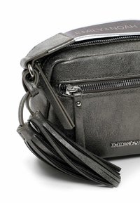 Metalická šedá kabelka přes rameno z texturované umělé kůže, s kapsou na zip, dekorativním třásním a značkovým popruhem.