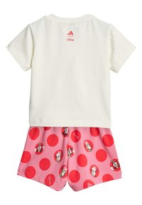 Kinderoutfit mit einem weißen Baumwoll-T-Shirt und rosa Shorts mit roten Pünktchen, die Drucke von Disney-Charakteren und Markenzeichen aufweisen.