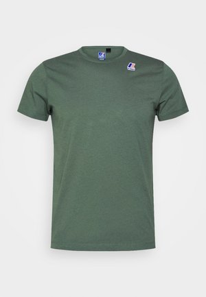 Kort groen T-shirt in olijfgroen van zacht katoen, met een ronde hals en een klein logoplaatje op de linkerschouder.