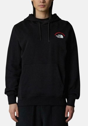 Sudadera negra con bolsillo frontal, capucha con cordones y logo bordado en rojo en el pecho. Fabricada en un tejido suave y texturizado.
