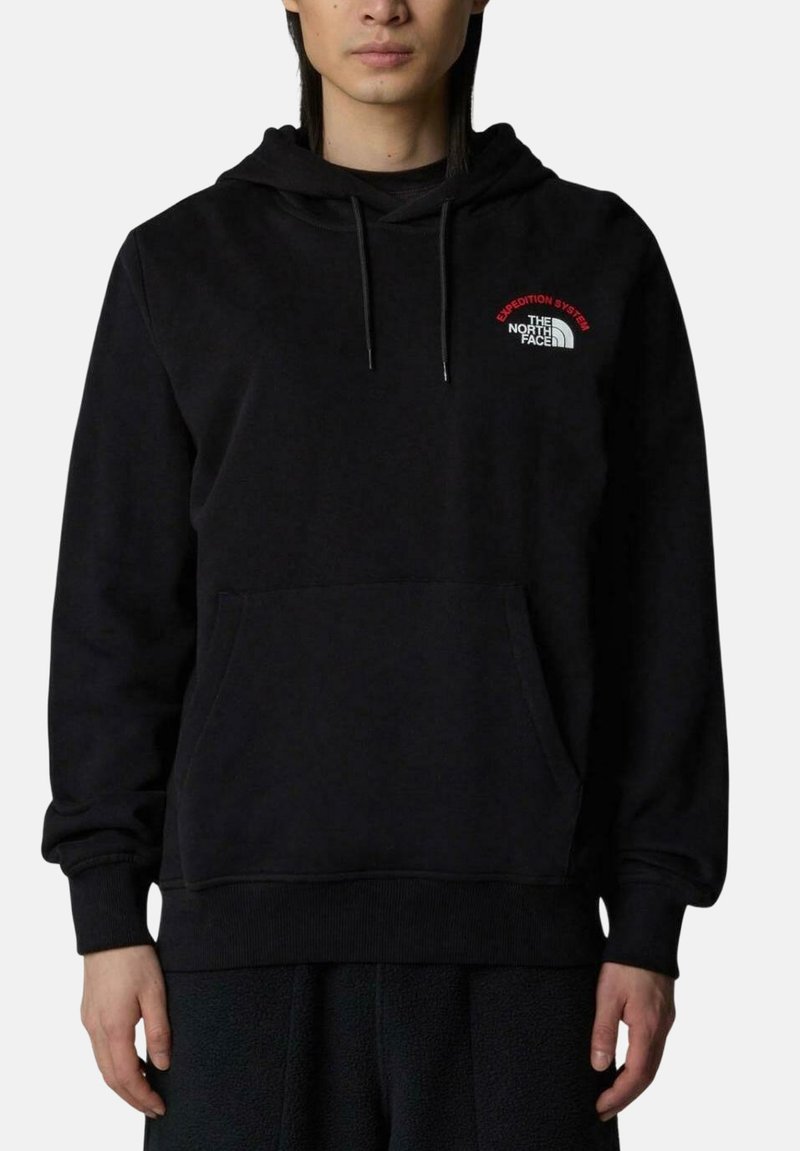 Sudadera negra con bolsillo frontal, capucha con cordones y logo bordado en rojo en el pecho. Fabricada en un tejido suave y texturizado.