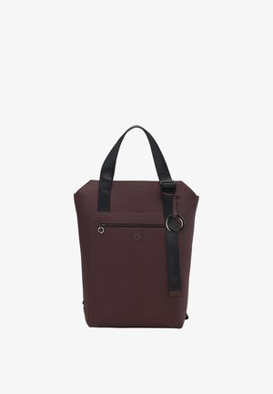 Sac fourre-tout bordeaux avec une finition texturée, des bretelles noires, une poche zippée à l'avant et des coutures décoratives sur les côtés. Design léger et moderne.