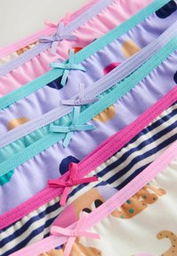 Päť farebných dievčenských spodných nohavičiek s potlačenou látkou a malými dekoratívnymi mašličkami pozdĺž horných okrajov, usporiadaných v rade.