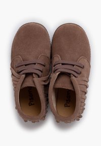 Bruine suède schoenen met een ronde neus, vetersluiting en decoratieve franjes aan de zijkanten. Zachte binnenvoering.