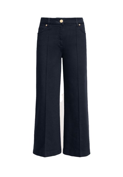 Pantaloni in cotone blu navy a gamba larga con vita alta, dotati di tasche frontali e chiusura con bottone, texture liscia e linee pulite.