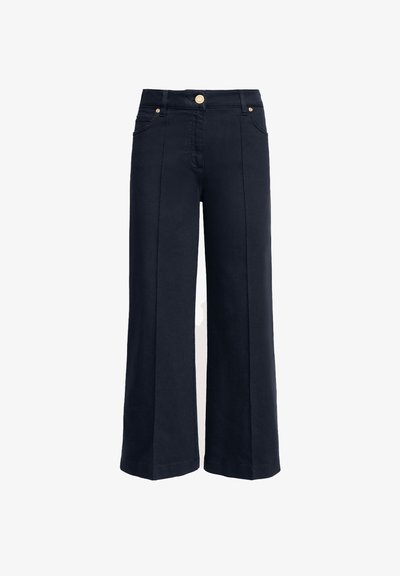 Pantalons en coton bleu marine à jambes larges avec taille haute, présentant des poches avant et une fermeture à bouton, texture lisse et lignes épurées.