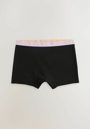 Schwarze Baumwoll-Boxershorts mit einem lila und gelben gemusterten Bund, der den Text "NEXT" trägt. Glatte Textur, bis zur Mitte des Oberschenkels.