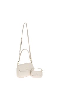 Set di borse in pelle beige che include una borsa a spalla più grande con patta e una piccola borsa a tracolla. Finiture in metallo dorato e logo visibile.
