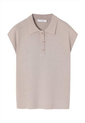 Polo de punto beige con mangas cortas tipo capa, tapeta de tres botones y un cuello clásico. Textura suave y corte relajado.