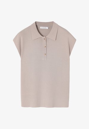 Polo de punto beige con mangas cortas tipo capa, tapeta de tres botones y un cuello clásico. Textura suave y corte relajado.