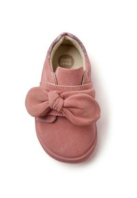 Chaussure en daim rose avec un grand nœud sur le devant, un bout rond et un intérieur rembourré. Le col comporte un accent texturé multicolore.