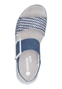 Sandalo blu con cinturino intrecciato blu navy e bianco, fibbia metallica regolabile e soletta beige morbida. Suola in gomma liscia con leggera trasparenza.