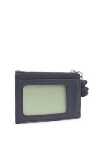 Portefeuille en cuir bleu marine avec une fenêtre d'identification vert clair, fermeture éclair et tirette en forme d'ours. Fini texturé avec plusieurs emplacements pour cartes.