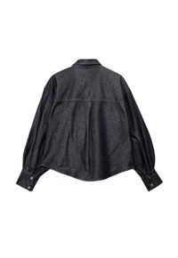 Tmavomodrá denimová košeľa, voľný strih s dlhými rukávmi, s gombíkmi na manžetách a golierom. Má hladkú štruktúru a jednoduché prešívanie pozdĺž švov.