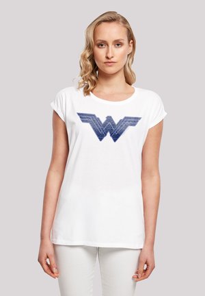 Hvit t-skjorte med korte ermer som har et blåt grafisk design av et stilisert 'W' logo med vinge-lignende detaljer i midten. Mykt, avslappet design.