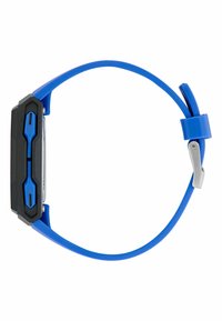 Orologio con cinturino in silicone blu, cassa rettangolare nera e blu, chiusura metallica e diversi pulsanti laterali per le funzioni.