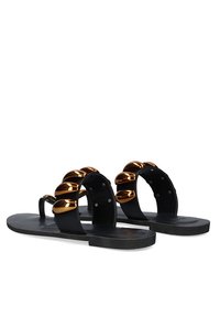 Sandalias negras con suela plana que presentan un detalle de acento dorado brillante en las correas y un diseño minimalista.