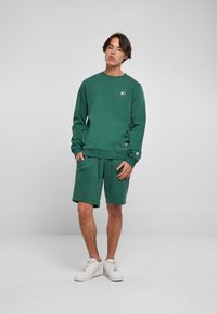 Starter ESSENTIAL CREWNECK - Sweatshirt - darkfreshgreen