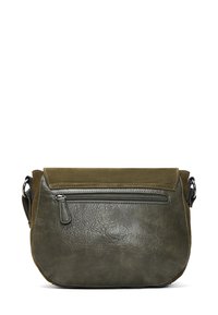 Bolso cruzado de cuero verde con un acabado texturizado, que cuenta con un bolsillo frontal con cremallera y una tapa de ante suave. Se incluye una correa ajustable.