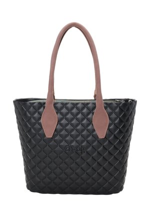 Sac cabas matelassé noir avec poignées en cuir marron et fermeture éclair, arborant le logo "Obag" embossé sur le devant.