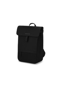 Černý batoh s klopou, vyrobený z látky. Obsahuje přední kapsu, nastavitelné popruhy a horní ucho pro nošení. Minimalistický design.