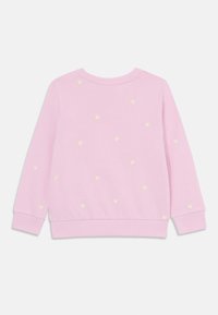 Sweatshirt rose clair avec de petits cœurs jaunes éparpillés, poignets ribbed et ourlet, col rond et texture de tissu douce.