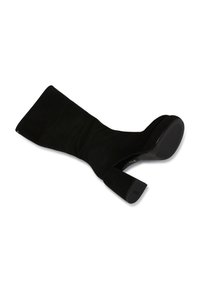 Botín de ante negro de tacón alto con un tacón macizo, caña alta y textura suave. Diseño minimalista sin hardware visible ni acentos.