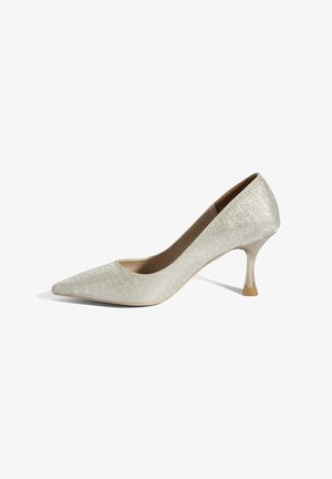 Zilveren glitterpumps met een puntige neus, een strak ontwerp en een taps toelopende metalen hak. Gladde textuur met een subtiele glans.